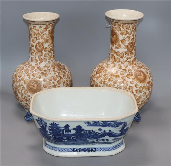 An 18th century Chinese blue and white tureen (lacking cover) and a pair of Chinese bottle-shaped vases vases 31cm